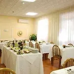 מלון Iris Crillon 3*