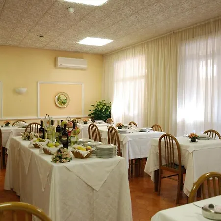 Hotell Iris Crillon 3*