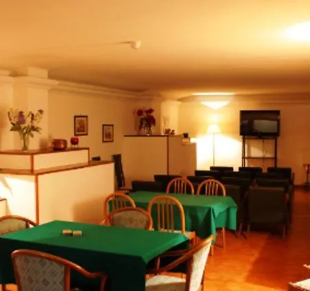 Iris Crillon Hotel