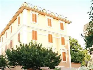 Iris Crillon Hotel