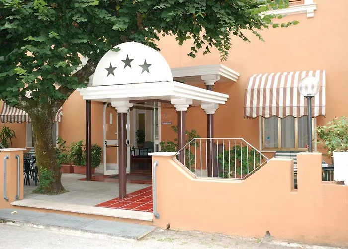 Iris Crillon Отель